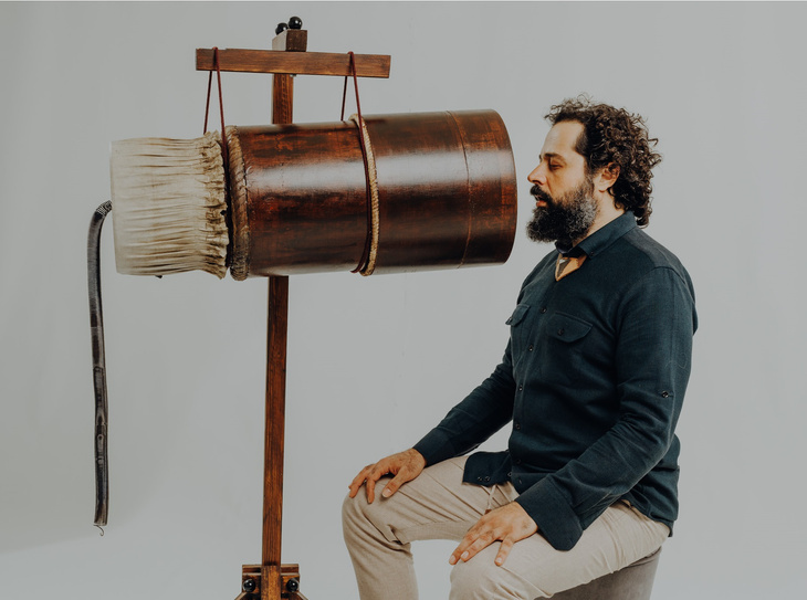 Görkem Şen singing into the ShanBahar resonator